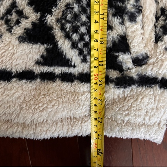 $169 Lucky Brand Geo Print Faux Fur Sherpa Jacket white black size M - Picture 7 of 9